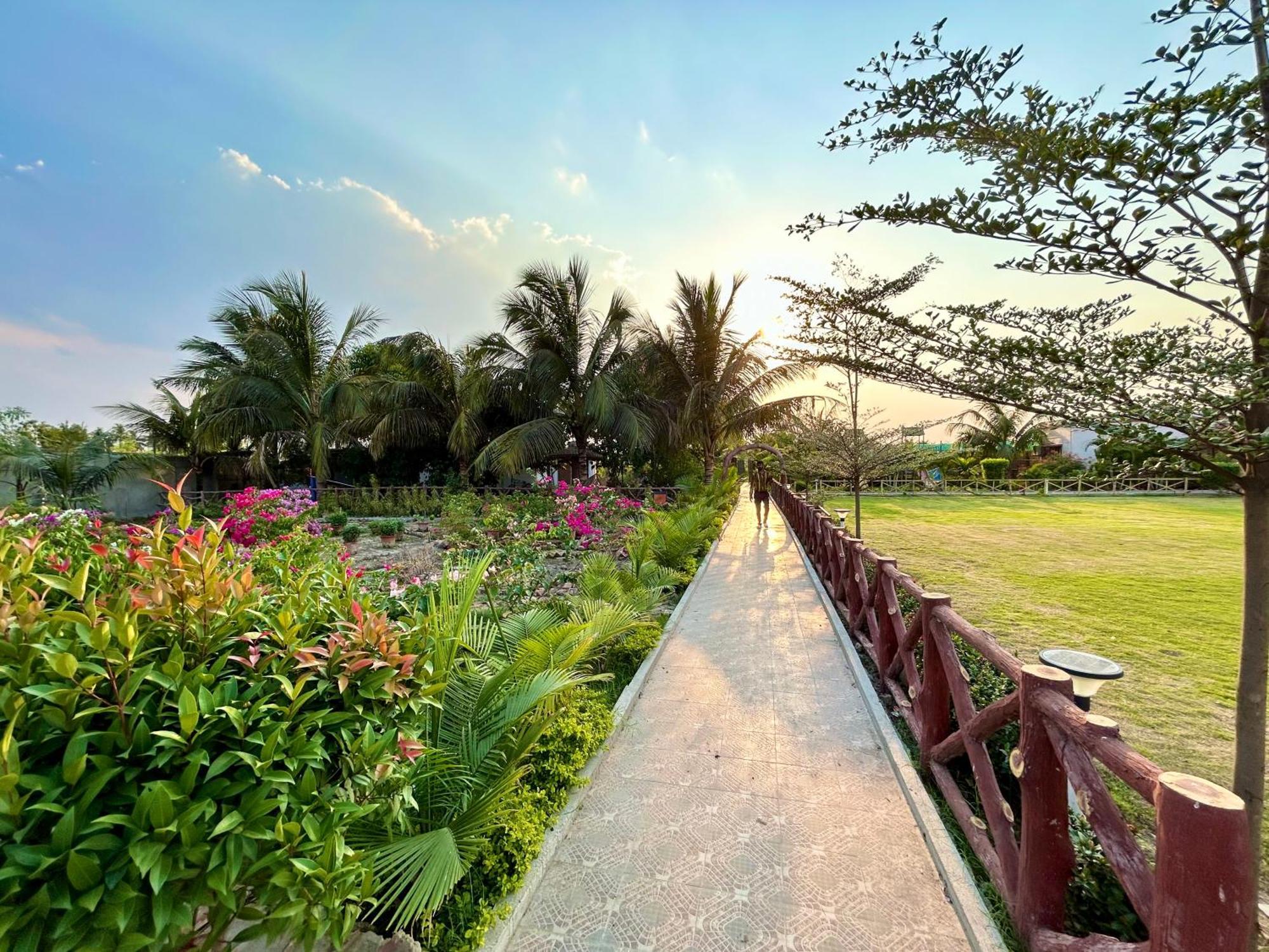 Palli Bangla Resort, Near Ruby Hospital, Anandapur Calcutta  Esterno foto